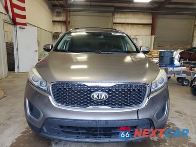 Piąte zdjęcie samochodu w środku: 2017 KIA SORENTO LX VIN:5XYPG4A39HG192437 - miniatura