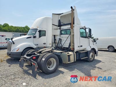 Czwarte zdjęcie samochodu z boku: 2018 VOLVO VNL SEMI TRUCK VIN:4V4N39TG2JN892772 - miniatura