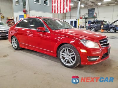 Czwarte zdjęcie samochodu z boku: 2014 MERCEDES-BENZ C 250 VIN:WDDGF4HB6EA929580 - miniatura