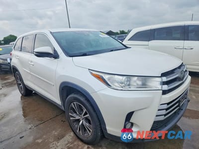 Czwarte zdjęcie samochodu z boku: 2019 TOYOTA HIGHLANDER LE PLUS VIN:5TDZZRFHXKS308274 - miniatura