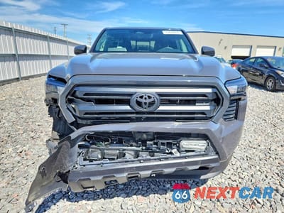 Piąte zdjęcie samochodu w środku: 2025 TOYOTA TACOMA SR5 VIN:3TMLB5JN6SM092651 - miniatura