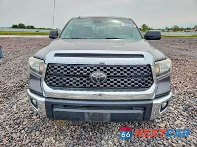 Piąte zdjęcie samochodu w środku: 2018 TOYOTA TUNDRA SR5 VIN:5TFUW5F15JX743355 - miniatura