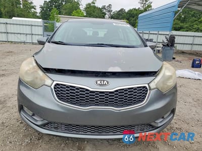 Piąte zdjęcie samochodu w środku: 2016 KIA FORTE LX VIN:KNAFK5A88G5635595 - miniatura