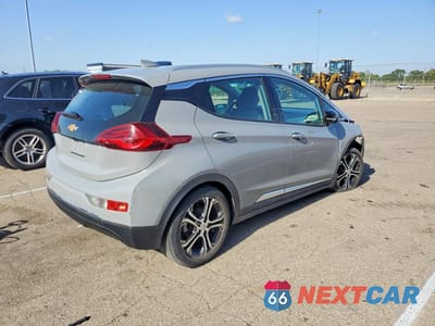 Trzecie zdjęcie samochodu z tyłu: 2021 CHEVROLET BOLT EV PREMIER VIN:1G1FZ6S07M4100541 - miniatura