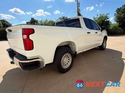 Czwarte zdjęcie samochodu z boku: 2022 CHEVROLET SILVERADO K1500 VIN:1GCRDAEDXNZ507794 - miniatura