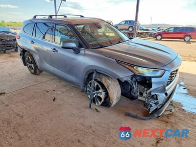 Czwarte zdjęcie samochodu z boku: 2020 TOYOTA HIGHLANDER XLE VIN:5TDHZRBH2LS038637 - miniatura