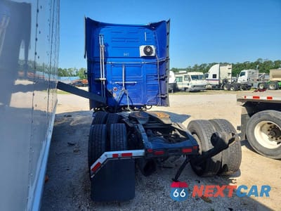 Trzecie zdjęcie samochodu z tyłu: 2017 VOLVO VN VNL - SEMI TRUCK VIN:4V4NC9EHXHN967055 - miniatura