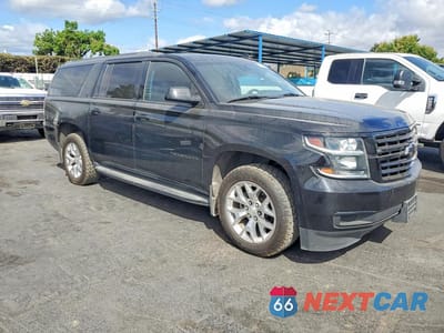 Czwarte zdjęcie samochodu z boku: 2019 CHEVROLET SUBURBAN C1500 LT VIN:1GNSCHKC5KR296631 - miniatura