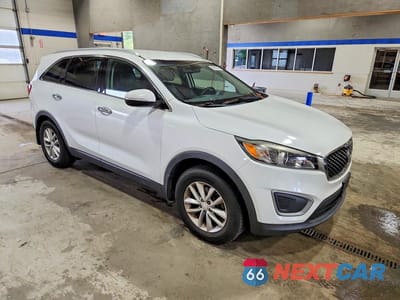 Czwarte zdjęcie samochodu z boku: 2017 KIA SORENTO LX VIN:5XYPG4A33HG273935 - miniatura
