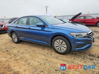 Czwarte zdjęcie samochodu z boku: 2019 VOLKSWAGEN JETTA S VIN:3VWC57BU6KM036571 - miniatura
