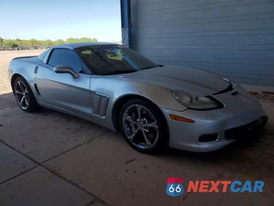 Czwarte zdjęcie samochodu z boku: 2012 CHEVROLET CORVETTE GRAND SPORT VIN:1G1YW2DW2C5100337 - miniatura