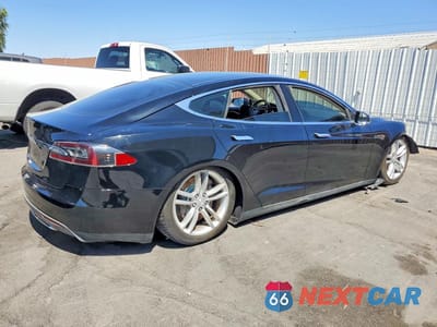 Trzecie zdjęcie samochodu z tyłu: 2013 TESLA MODEL S VIN:5YJSA1CN4DFP04485 - miniatura