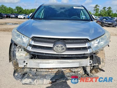 Piąte zdjęcie samochodu w środku: 2018 TOYOTA HIGHLANDER LE VIN:5TDZZRFH7JS239641 - miniatura