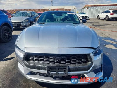 Piąte zdjęcie samochodu w środku: 2026 FORD MUSTANG VIN:1FA6P8TH3T5113251 - miniatura