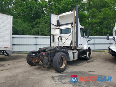 Czwarte zdjęcie samochodu z boku: 2018 VOLVO VNL SEMI TRUCK VIN:4V4N39TG6JN892595 - miniatura