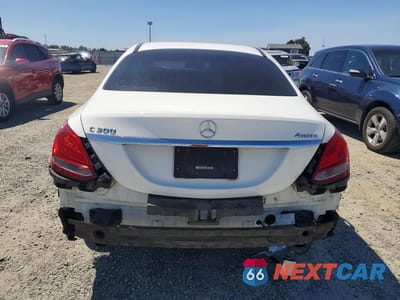 Zdjęcie 6 z 12 samochodu: 2015 MERCEDES-BENZ C 300 4MATIC VIN:55SWF4KB6FU054779 - miniatura