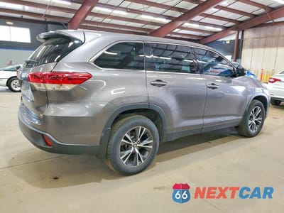 Trzecie zdjęcie samochodu z tyłu: 2019 TOYOTA HIGHLANDER LE VIN:5TDBZRFH1KS916654 - miniatura