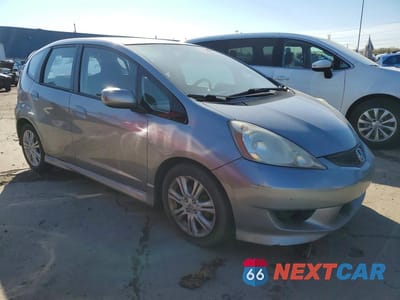 Czwarte zdjęcie samochodu z boku: 2010 HONDA FIT SPORT VIN:JHMGE8H46AS027665 - miniatura