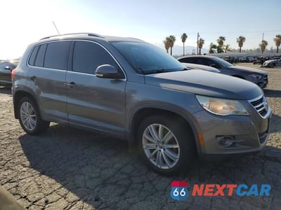 Czwarte zdjęcie samochodu z boku: 2011 VOLKSWAGEN TIGUAN S VIN:WVGAV7AX1BW509259 - miniatura