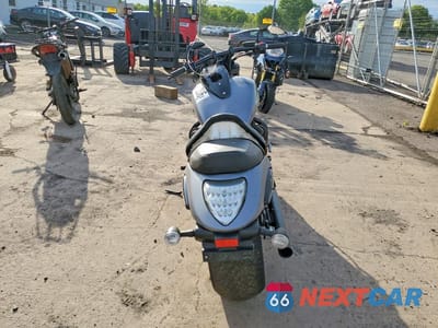 Czwarte zdjęcie samochodu z boku: 2017 SUZUKI VZR1800 VIN:JS1VY53A4H2100693 - miniatura