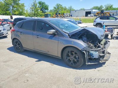 Czwarte zdjęcie samochodu z boku: 2014 FORD FOCUS SE VIN:1FADP3K22EL159174 - miniatura