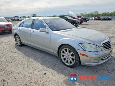 Czwarte zdjęcie samochodu z boku: 2007 MERCEDES-BENZ S 550 VIN:WDDNG71XX7A060576 - miniatura