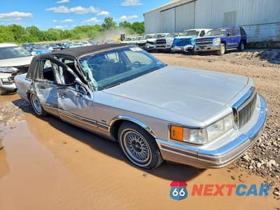 Czwarte zdjęcie samochodu z boku: 1990 LINCOLN TOWN CAR SIGNATURE VIN:1LNCM82F6LY792061 - miniatura