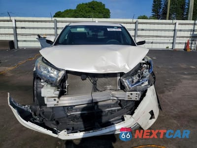 Piąte zdjęcie samochodu w środku: 2019 TOYOTA HIGHLANDER LE VIN:5TDZARFH5KS060135 - miniatura