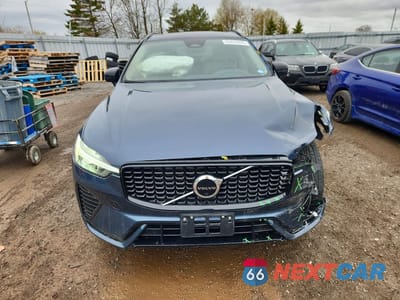 Piąte zdjęcie samochodu w środku: 2023 VOLVO XC60 PLUS VIN:LYV062RW7PB313657 - miniatura