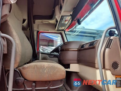 Piąte zdjęcie samochodu w środku: 2016 VOLVO VNL SEMI TRUCK VIN:4V4NC9EG0GN191024 - miniatura