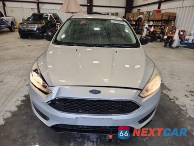 Piąte zdjęcie samochodu w środku: 2017 FORD FOCUS S VIN:1FADP3E20HL220991 - miniatura