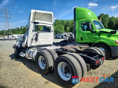 Trzecie zdjęcie samochodu z tyłu: 2025 INTERNATIONAL LT625 SEMI TRUCK VIN:3HSDZTZR1SN104461 - miniatura