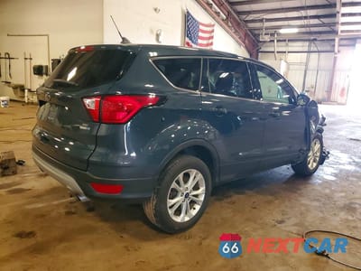 Trzecie zdjęcie samochodu z tyłu: 2019 FORD ESCAPE SE VIN:1FMCU9GD4KUC01387 - miniatura