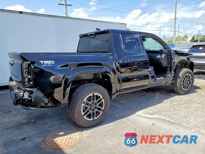 Trzecie zdjęcie samochodu z tyłu: 2026 TOYOTA TACOMA TRD SPORT VIN:3TYKB5FNXTT032687 - miniatura