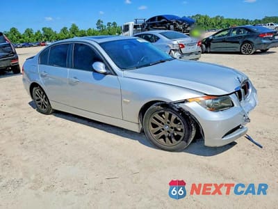 Czwarte zdjęcie samochodu z boku: 2006 BMW 325 I VIN:WBAVB13526PT14808 - miniatura