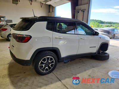 Trzecie zdjęcie samochodu z tyłu: 2025 JEEP COMPASS TRAILHAWK VIN:3C4NJDDN5ST532835 - miniatura