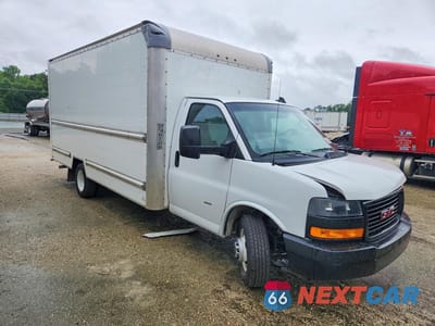 Czwarte zdjęcie samochodu z boku: 2022 GMC SAVANA BOX TRUCK VIN:7GZ37TC74NN010174 - miniatura
