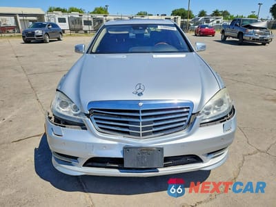 Piąte zdjęcie samochodu w środku: 2013 MERCEDES-BENZ S 550 VIN:WDDNG7DB7DA511460 - miniatura