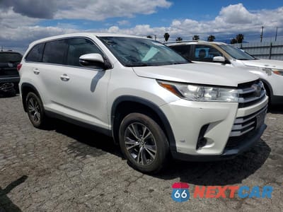 Czwarte zdjęcie samochodu z boku: 2019 TOYOTA HIGHLANDER LE VIN:5TDBZRFH7KS945222 - miniatura
