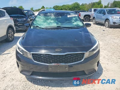 Piąte zdjęcie samochodu w środku: 2018 KIA FORTE LX VIN:3KPFK4A71JE243929 - miniatura