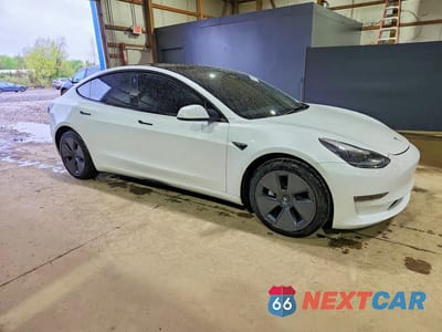 Czwarte zdjęcie samochodu z boku: 2022 TESLA MODEL 3 VIN:5YJ3E1EB5NF117595 - miniatura
