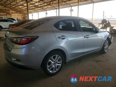 Trzecie zdjęcie samochodu z tyłu: 2018 TOYOTA YARIS IA BASE VIN:3MYDLBYV3JY309779 - miniatura