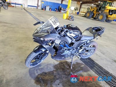 Trzecie zdjęcie samochodu z tyłu: 2025 KAWASAKI EX500 VIN:ML5EXGG13SDA46911 - miniatura