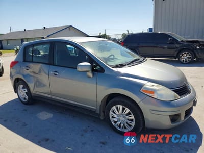 Czwarte zdjęcie samochodu z boku: 2009 NISSAN VERSA 1.8 S VIN:3N1BC13E19L371331 - miniatura
