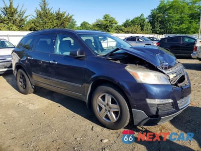 Czwarte zdjęcie samochodu z boku: 2016 CHEVROLET TRAVERSE LS VIN:1GNKVFKD9GJ131047 - miniatura
