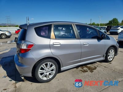 Trzecie zdjęcie samochodu z tyłu: 2009 HONDA FIT SPORT VIN:JHMGE87419S000208 - miniatura