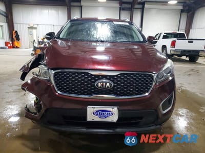 Piąte zdjęcie samochodu w środku: 2018 KIA SORENTO LX VIN:5XYPGDA35JG405020 - miniatura