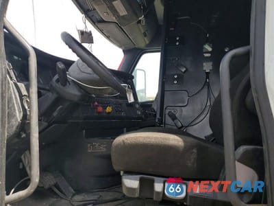 Piąte zdjęcie samochodu w środku: 2024 FREIGHTLINER CASCADIA 126 SEMI TRUCK VIN:3AKJHHDR8RSUM8855 - miniatura