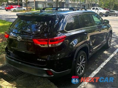 Czwarte zdjęcie samochodu z boku: 2019 TOYOTA HIGHLANDER XLE VIN:5TDJZRFH6KS604292 - miniatura