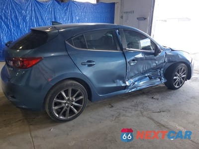 Trzecie zdjęcie samochodu z tyłu: 2018 MAZDA 3 TOURING VIN:3MZBN1L39JM235921 - miniatura